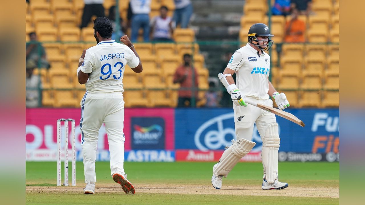 Jasprit Bumrah: বুমরা বেকায়দায় ফেলছেন কিউয়িদের, প্রথম ঘণ্টায় আটোসাটো বোলিং সিরাজদের