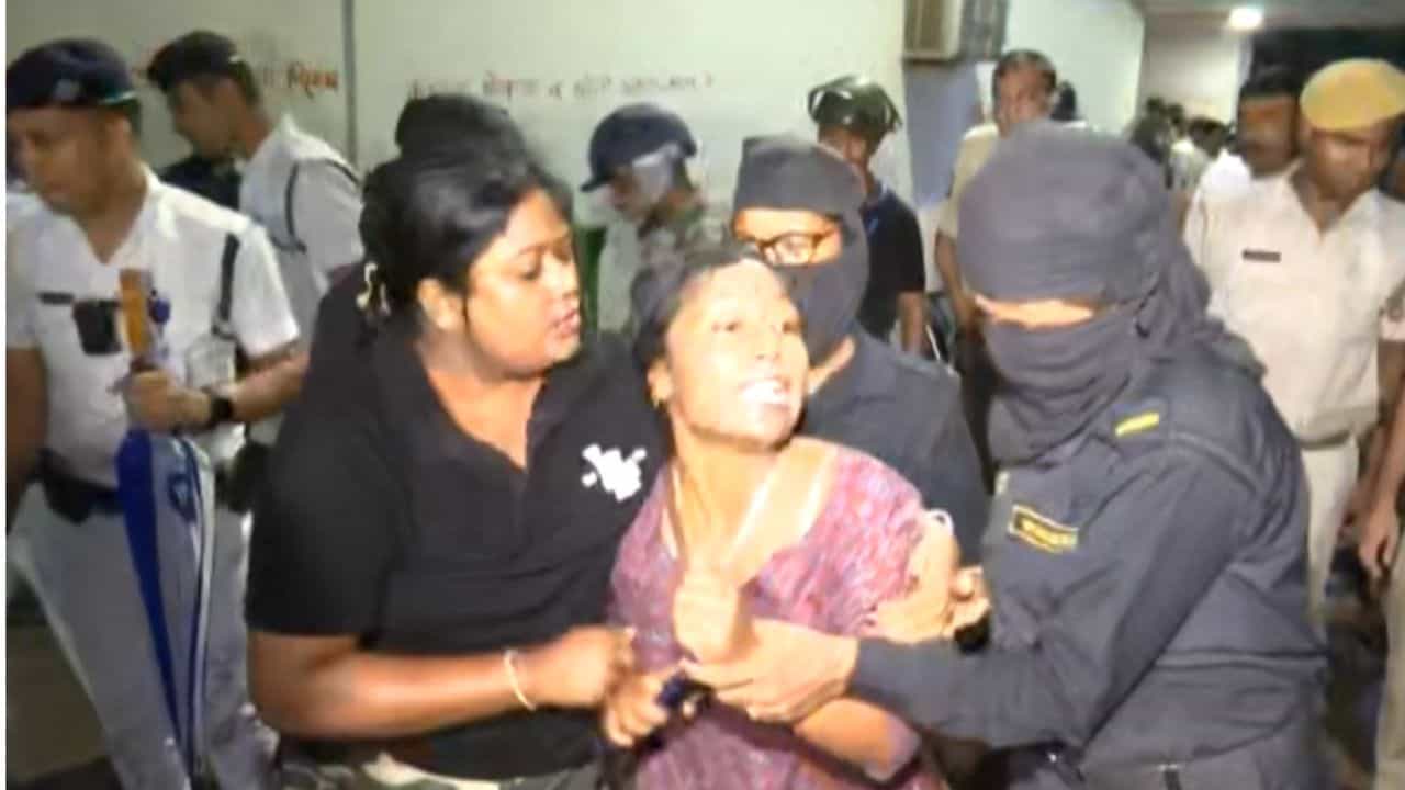 Jaynagar: রণক্ষেত্র কাটাপুকুর মর্গ, দীপ্সিতাকে টেনে হিঁচড়ে সরাল পুলিশ, ভাঙল TV9 বাংলার ক্যামেরাও Jaynagar: রণক্ষেত্র কাটাপুকুর মর্গ, দীপ্সিতাকে টেনে হিঁচড়ে সরাল পুলিশ, ভাঙল TV9 বাংলার ক্যামেরাও