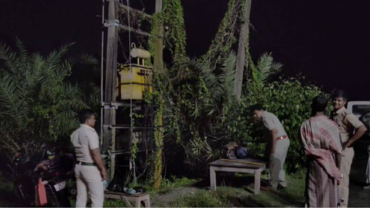 Jaynagar: পাছে কেউ অন্ধকার করে দেয়! বিদ্যুতের ট্রান্সফর্মারের সামনেও কড়া প্রহরা, ছোট্ট তিলোত্তমার দেহ গ্রামে ঢোকার আগে অত্যন্ত তৎপর পুলিশ