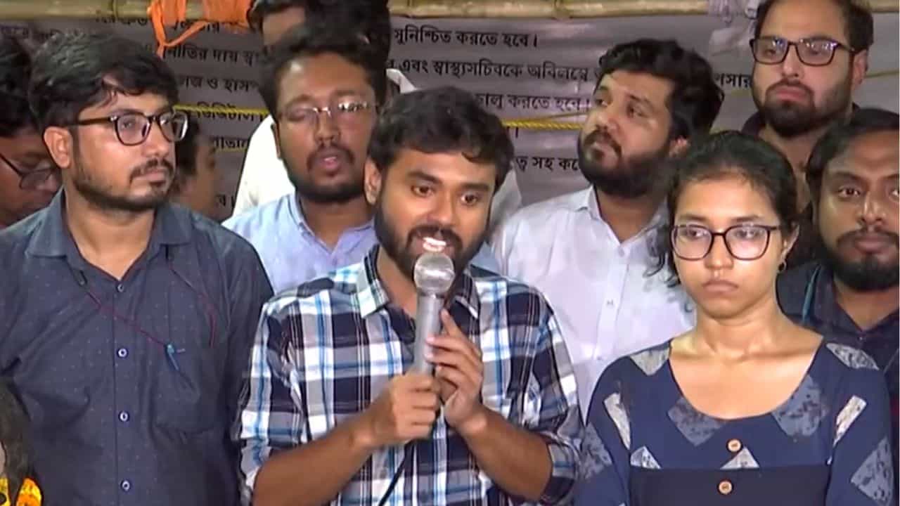 Doctor's Protest: আমরণ অনশন প্রত্যাহার করেও আরও 'বড়' কর্মসূচির ডাক ডাক্তারদের Doctor's Protest: আমরণ অনশন প্রত্যাহার করেও আরও 'বড়' কর্মসূচির ডাক ডাক্তারদের