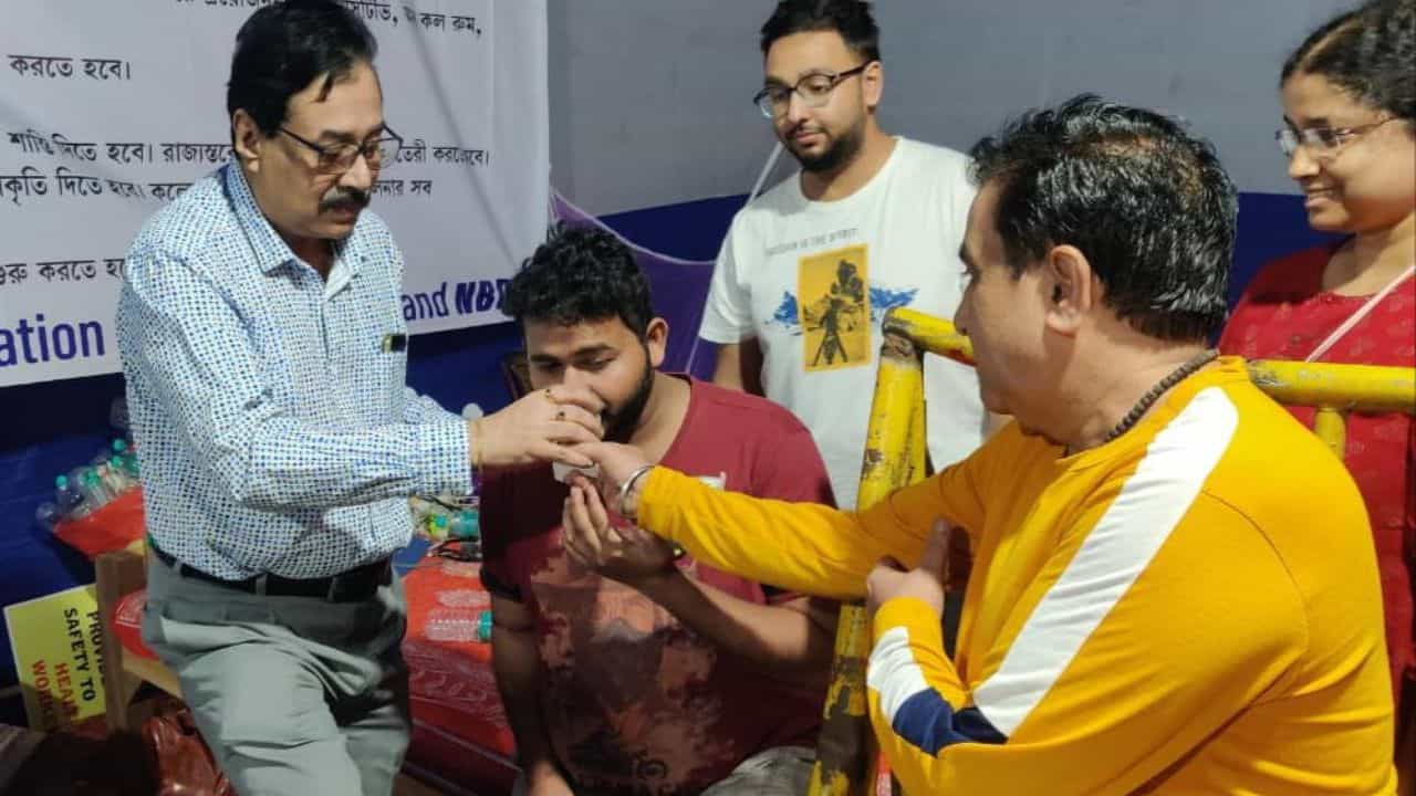 Junior Doctor's Protest: তিলোত্তমার বাবা-মায়ের অনুরোধ, অনশন প্রত্যাহার জুনিয়র ডাক্তারদের Junior Doctor's Protest: তিলোত্তমার বাবা-মায়ের অনুরোধ, অনশন প্রত্যাহার জুনিয়র ডাক্তারদের