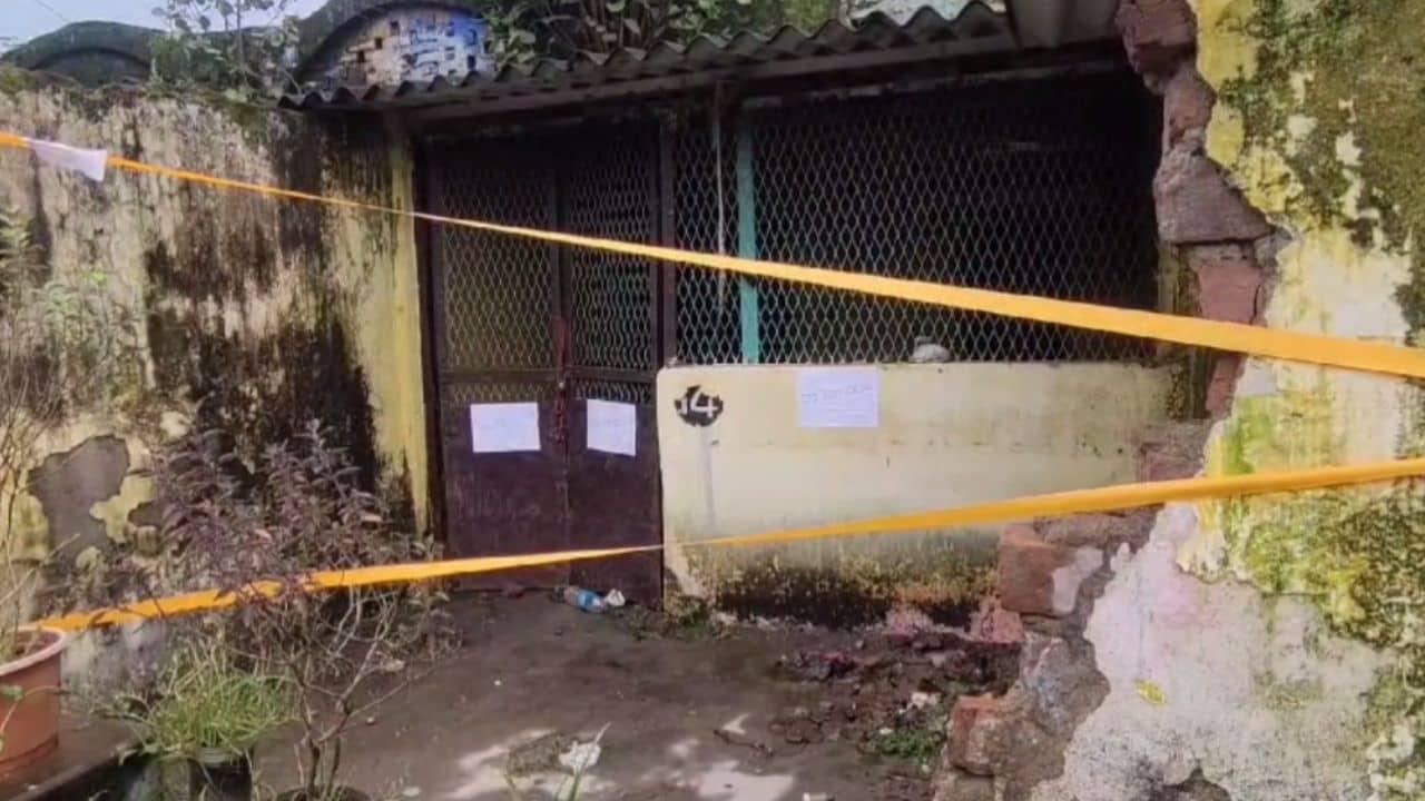 Kharagpur: একটা দুর্গন্ধ থেকেই সন্দেহ, কোয়ার্টারের ভিতর ঢুকতেই তাজ্জব পুলিশ