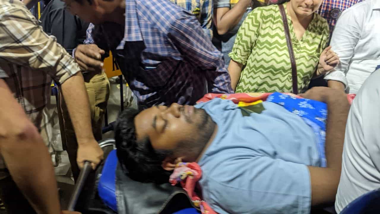 Junior Doctor health condition: গ্রিন করিডর করে নিয়ে যাওয়া হল হাসপাতালে, CCU-তে ভর্তি অনশনকারী জুনিয়র ডাক্তার অনিকেত Junior Doctor health condition: গ্রিন করিডর করে নিয়ে যাওয়া হল হাসপাতালে, CCU-তে ভর্তি অনশনকারী জুনিয়র ডাক্তার অনিকেত