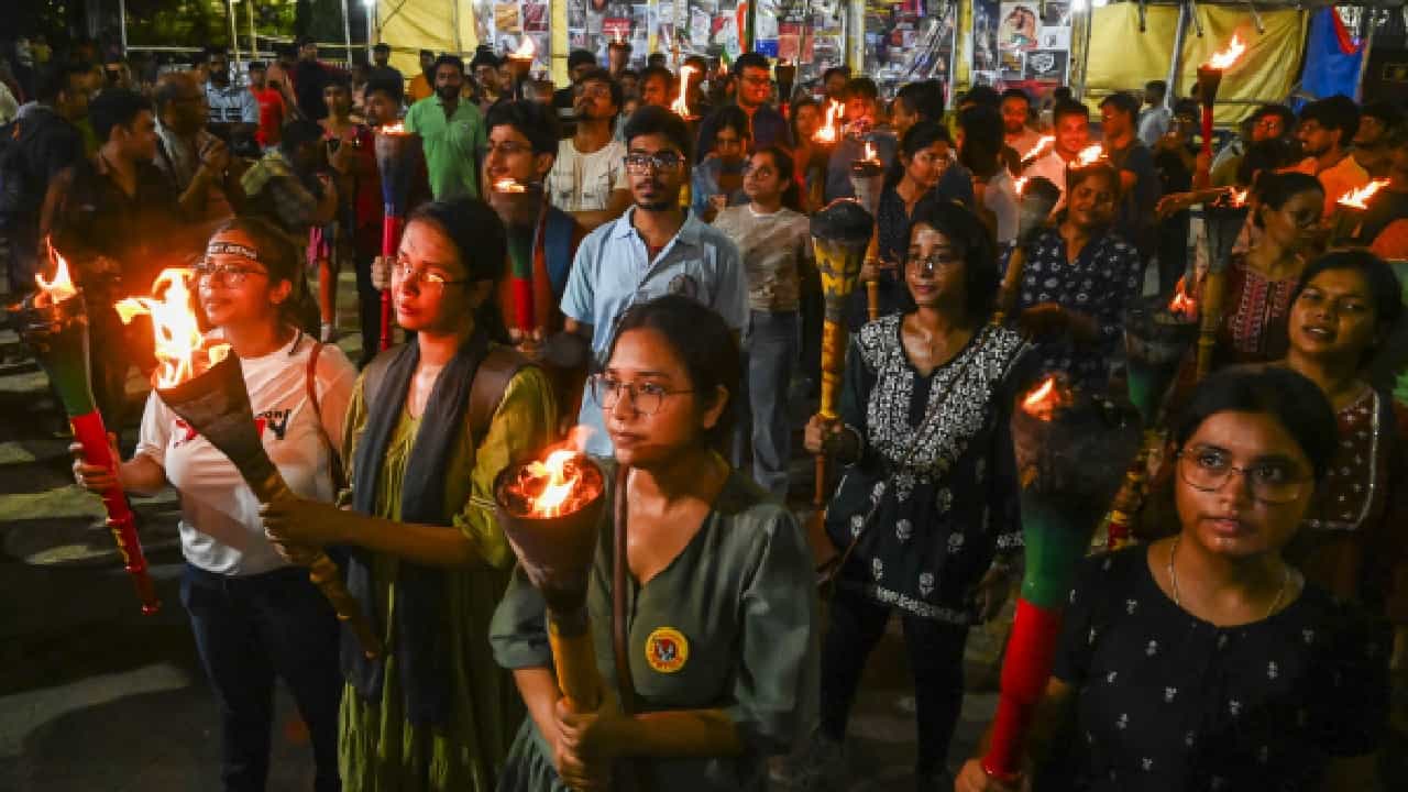 Junior Doctors: দাবি বেড়ে ১০ দফা, আজ থেকে ফের কর্মবিরতিতে জুনিয়র চিকিৎসকরা! Junior Doctors: দাবি বেড়ে ১০ দফা, আজ থেকে ফের কর্মবিরতিতে জুনিয়র চিকিৎসকরা!