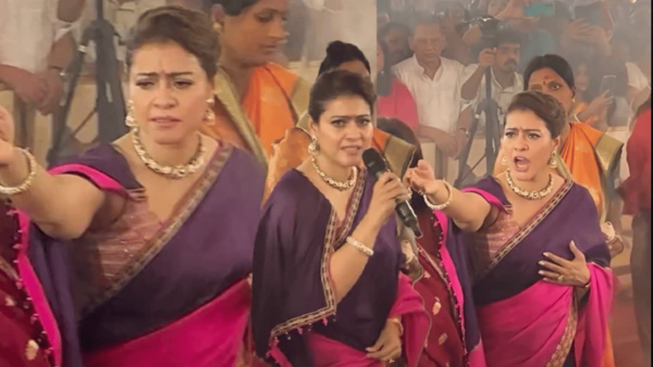 অজয়কে জোরে চিমটি,মহাষ্টমীতে রেগে আগুন কাজল! ভাইরাল ভিডিয়ো অজয়কে জোরে চিমটি,মহাষ্টমীতে রেগে আগুন কাজল! ভাইরাল ভিডিয়ো