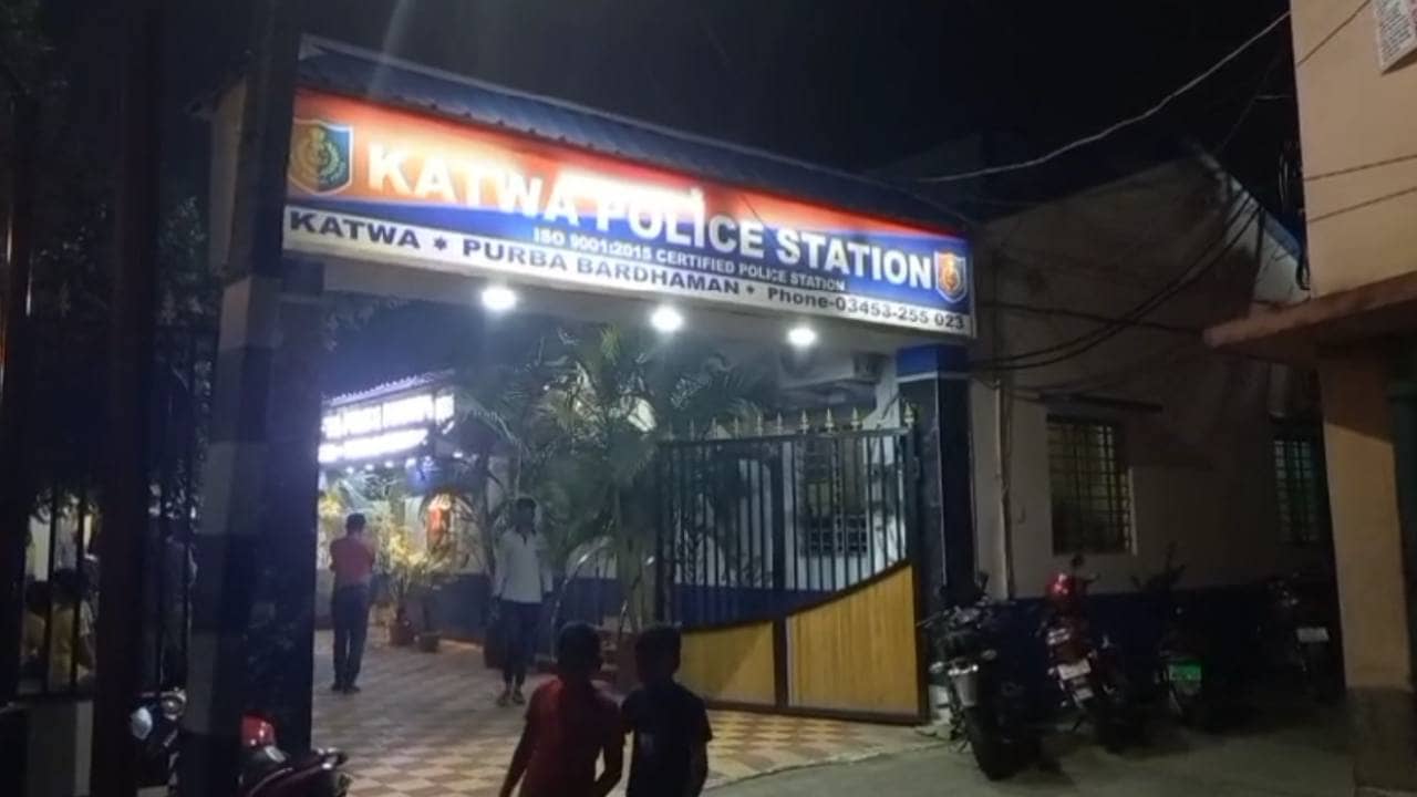 Katwa: তিন বছরের শিশু কন্যাকে যৌন নিগ্রহের অভিযোগ, রাতেই প্রতিবেশীকে তুলে নিয়ে গেল পুলিশ