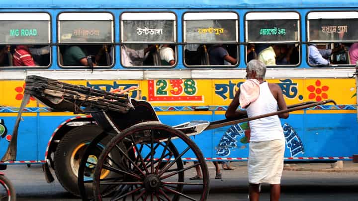 Bus: ড্রাইভারের ভাগে ১২ শতাংশ, কনডাক্টরের ৬! শহরের রাস্তায় বাসের রেষারেষির কারণ কি এটাই? Bus: ড্রাইভারের ভাগে ১২ শতাংশ, কনডাক্টরের ৬! শহরের রাস্তায় বাসের রেষারেষির কারণ কি এটাই?