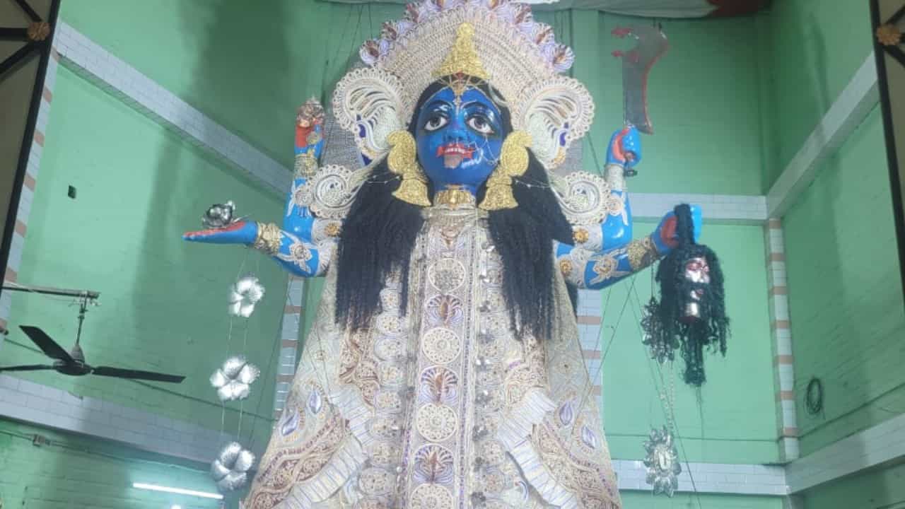 Kolkata Kali Puja: সভাপতি ছিলেন নেতাজি, যোগ ছিল বাঘা যতীনের মতো বিপ্লবীদের, কলকাতার বড় কালী দেখতে মানুষের ঢল Kolkata Kali Puja: সভাপতি ছিলেন নেতাজি, যোগ ছিল বাঘা যতীনের মতো বিপ্লবীদের, কলকাতার বড় কালী দেখতে মানুষের ঢল