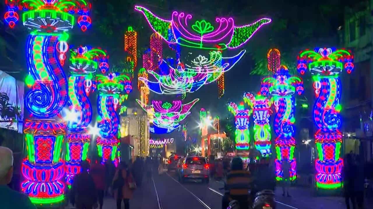 Kolkata in Kali Puja: রাত যত গভীর হচ্ছে ততই বাড়ছে শব্দ দানবের তাণ্ডব, কলকাতার সূচক দু’শোর গণ্ডি ছুঁইছুঁই Kolkata in Kali Puja: রাত যত গভীর হচ্ছে ততই বাড়ছে শব্দ দানবের তাণ্ডব, কলকাতার সূচক দু’শোর গণ্ডি ছুঁইছুঁই