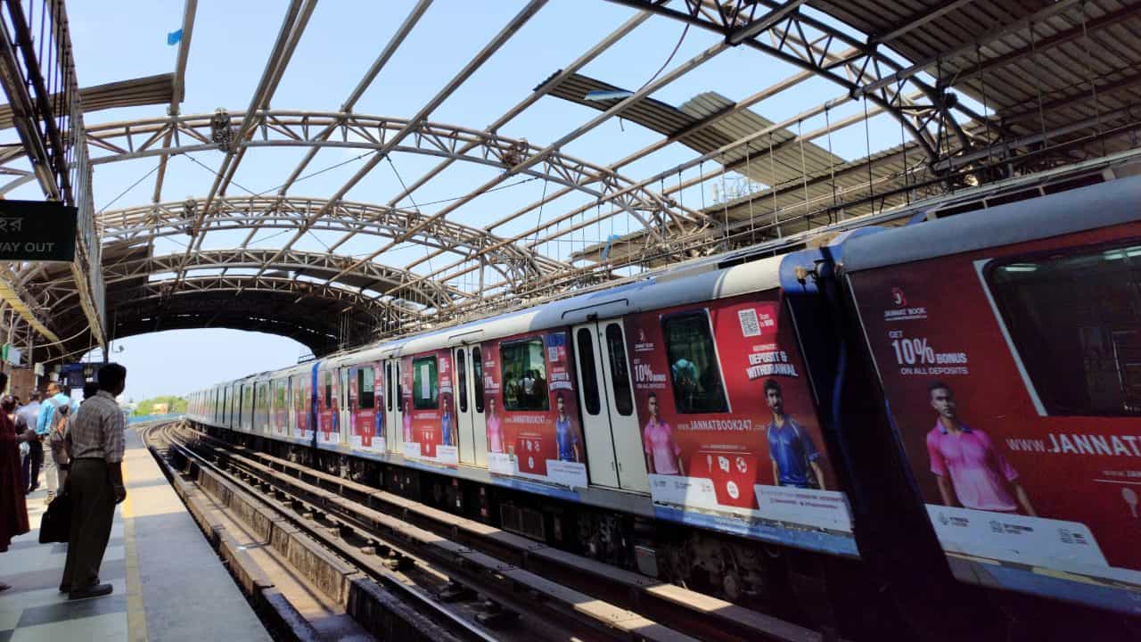 Howrah-Salt Lake Metro: হাওড়া থেকে সল্টলেক মেট্রো শেষ পর্যন্ত কবে চালু হচ্ছে? শীর্ষ মেট্রো কর্তা দিলেন বড় আপডেট Howrah-Salt Lake Metro: হাওড়া থেকে সল্টলেক মেট্রো শেষ পর্যন্ত কবে চালু হচ্ছে? শীর্ষ মেট্রো কর্তা দিলেন বড় আপডেট