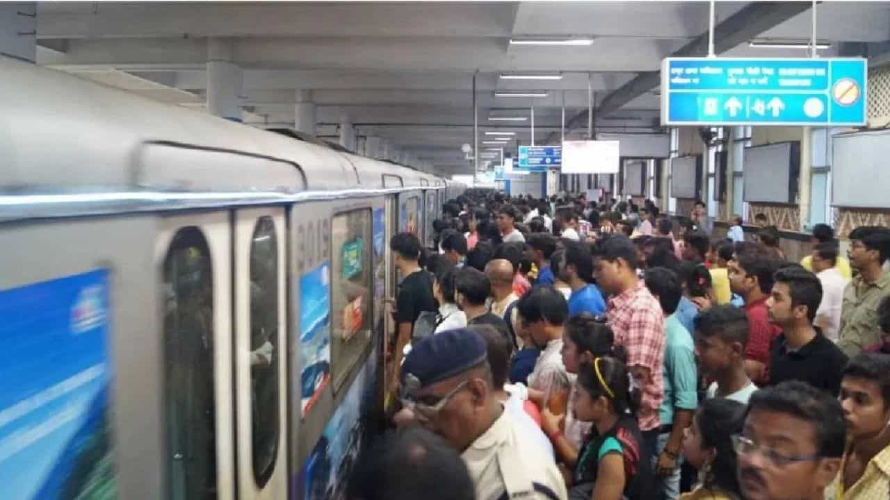 Kolkata Metro: আর ভিড় ঠেলে যাতায়াত নয়, বড় সিদ্ধান্ত মেট্রোরেলের Kolkata Metro: আর ভিড় ঠেলে যাতায়াত নয়, বড় সিদ্ধান্ত মেট্রোরেলের