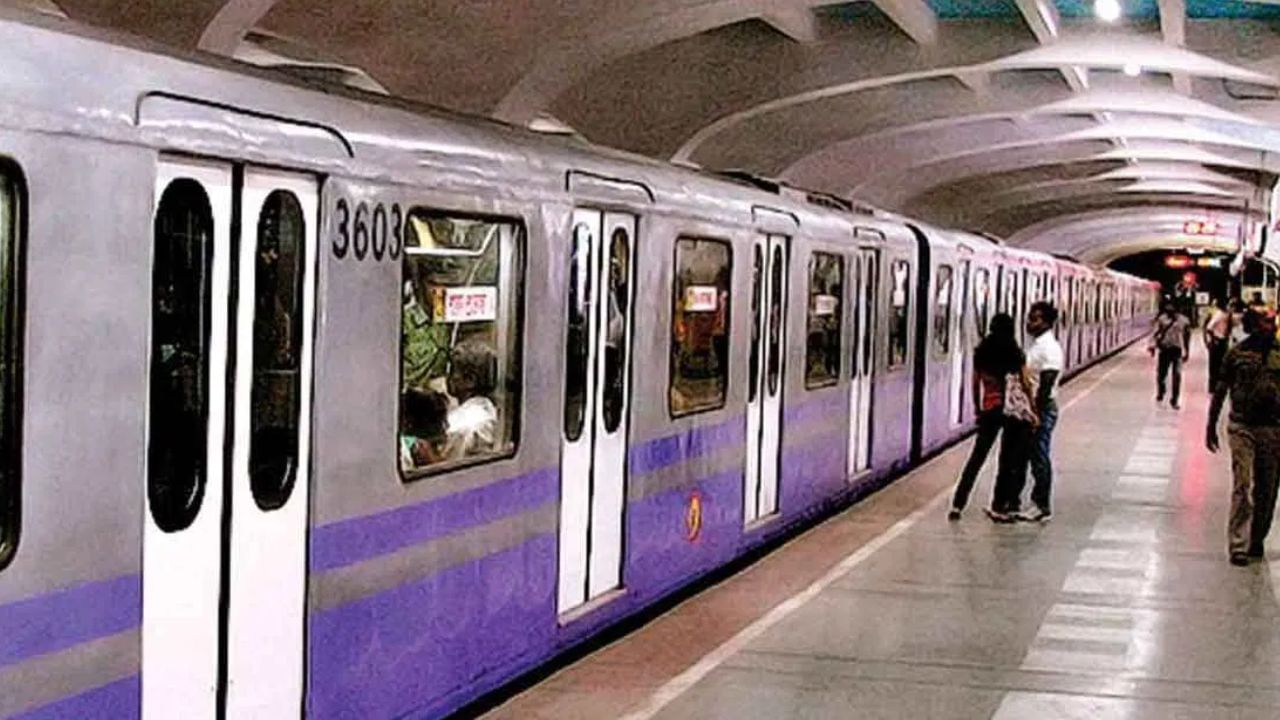 Kolkata Metro: প্রি-পুজো 'উপহার', যাত্রীদের কথা মাথায় রেখে বড় সিদ্ধান্ত মেট্রোর