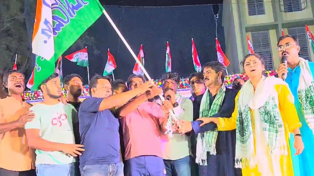 TMC Joining: ২৬ পর্যন্ত চলবে..., সায়নীর হাত ধরে শয়ে শয়ে যোগদান তৃণমূলে