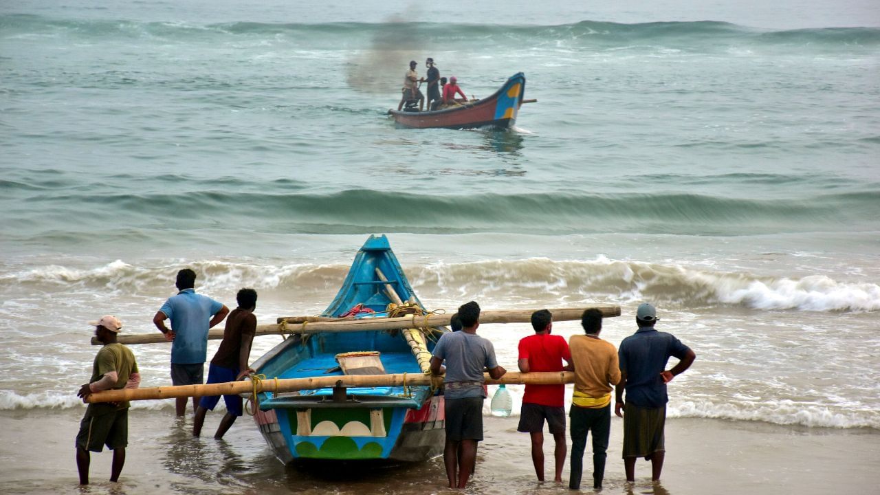 Cyclone Dana Live: ৭৭০ কিলোমিটার দূরে অপেক্ষা করছে 'দানা'! কোথায় ল্যান্ডফল, কত গতিতে বইবে ঝড়, সব আপডেট একনজরে