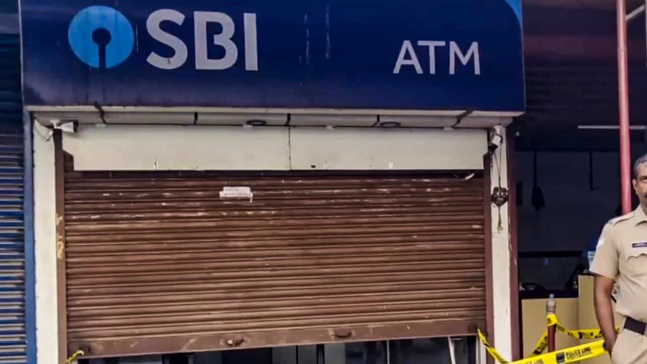 একটা আস্ত SBI-এর শাখাই নকল! কাণ্ড শুনে মাথায় হাত গ্রামবাসীদের একটা আস্ত SBI-এর শাখাই নকল! কাণ্ড শুনে মাথায় হাত গ্রামবাসীদের