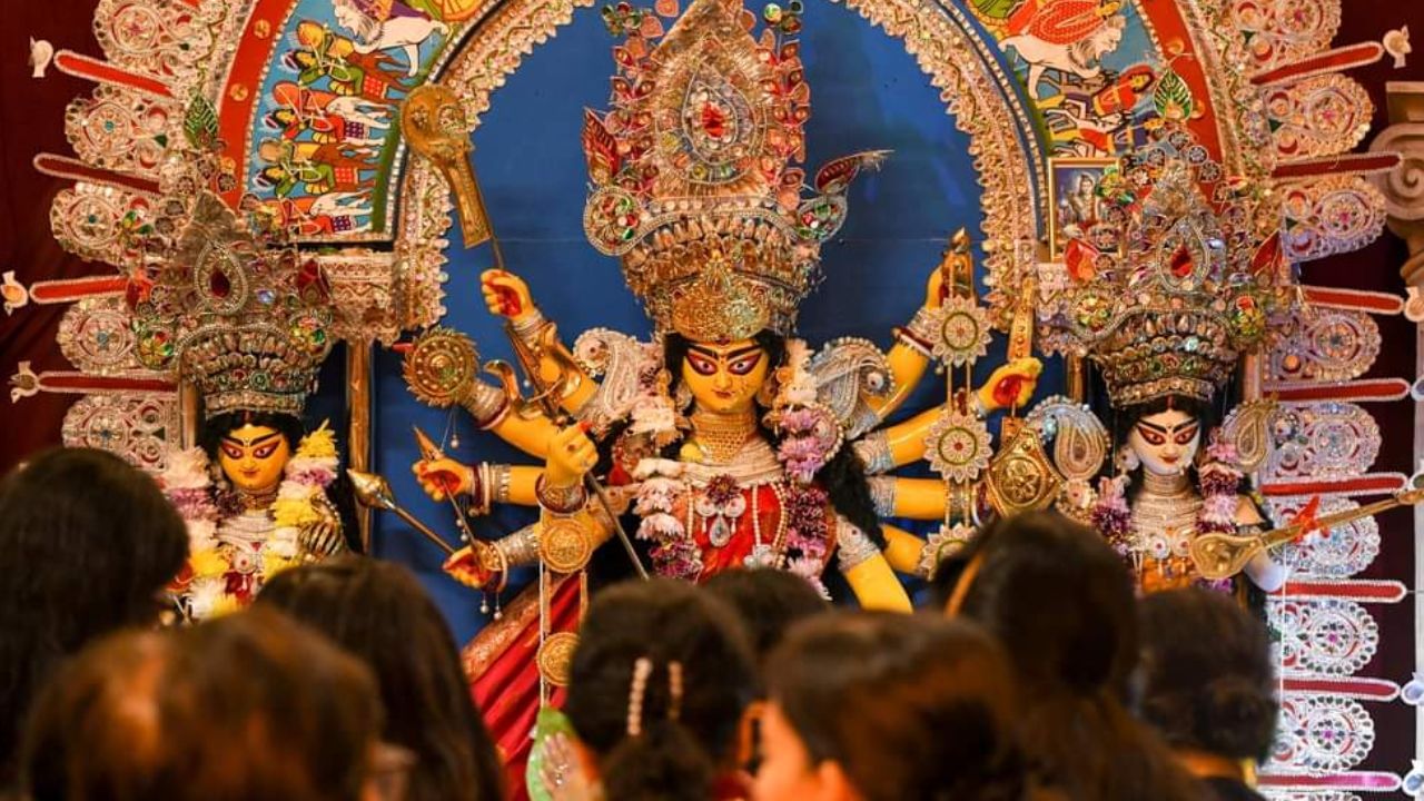 Durga Puja: উৎসব নয়, এডিনবরার দুর্গা পূজা এবার 'তিলোত্তমার জন্য'