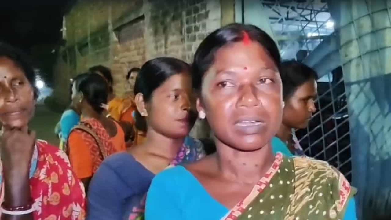 মহালয়ার রাতে একদল মহিলা হঠাৎ হাজির থানায়, গ্রামে কী এমন ভয়! মহালয়ার রাতে একদল মহিলা হঠাৎ হাজির থানায়, গ্রামে কী এমন ভয়!