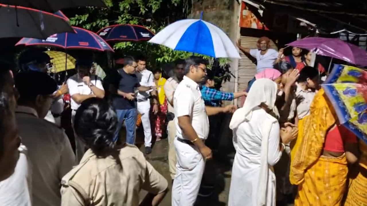 New Town: 'ভয় কাটিয়ে আজ মেয়ে বলল...', ধর্ষণের অভিযোগে উত্তপ্ত নিউ টাউন New Town: 'ভয় কাটিয়ে আজ মেয়ে বলল...', ধর্ষণের অভিযোগে উত্তপ্ত নিউ টাউন