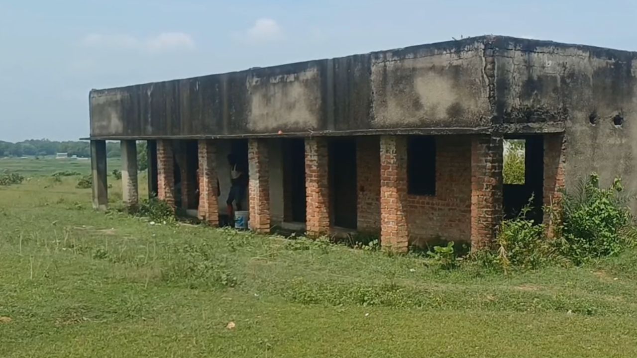 Purulia School: বাংলার এই স্কুলে নেই দরজা, নেই বেঞ্চ, নেই ছাত্র-ছাত্রী, শিক্ষক অফিস খোলেন, বসে থেকে চলে যান