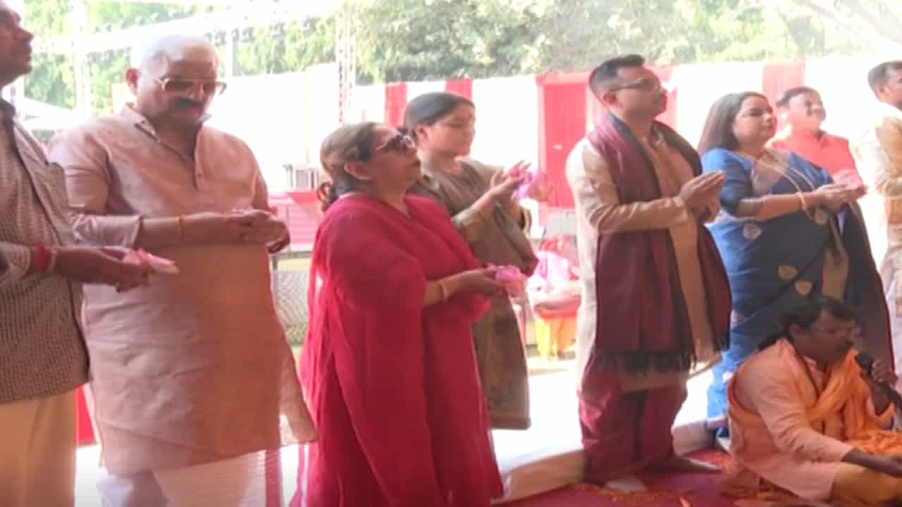 পুজো মানেই আরতি। দুর্গা পুজোর একটি গুরুত্বপূর্ণ আচার হল এই আরতি। TV9-এর দুর্গা পুজোতেও আয়োজন করা হয়েছিল মহাআরতির। শুক্রবার অর্থাৎ মহানবমীর দিন একের পর সেই আরতির আয়োজন করা হয়।