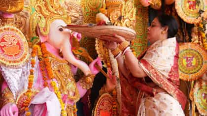 লালপাড়-সাদা শাড়ি পরে দেবীবরণ, উৎসবের শেষ লগ্নে ফেস্টিভাল অব ইন্ডিয়া
