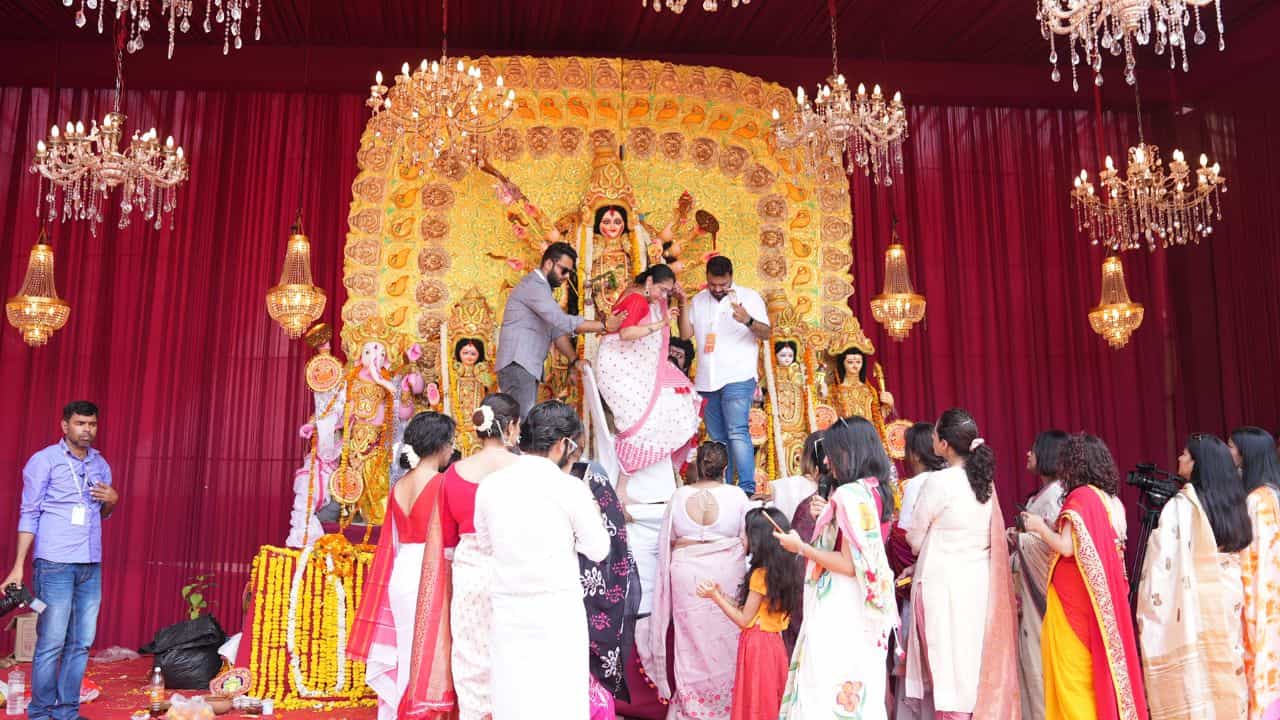 ফেস্টিভাল অব ইন্ডিয়ার শেষ দিন আজ। পালিত হচ্ছে বিজয়া দশমী। রীতি মেনে চলছে মায়ের বরণ।