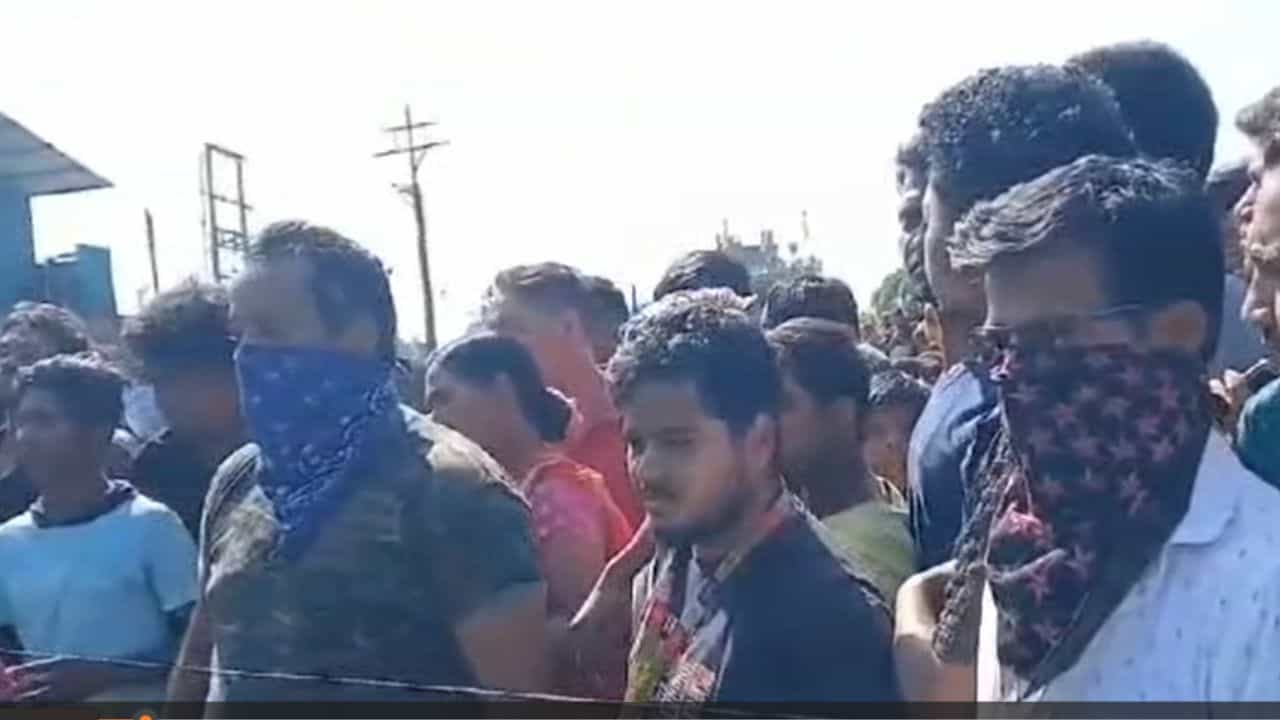 Jaigaon: ৮ দিন ধরে হন্যে হয়ে খুঁজছে বাবা-মা, নাবালিকা অর্ধেক পোড়া দেহ দেখিয়ে দিল সেই প্রতিবেশীই Jaigaon: ৮ দিন ধরে হন্যে হয়ে খুঁজছে বাবা-মা, নাবালিকা অর্ধেক পোড়া দেহ দেখিয়ে দিল সেই প্রতিবেশীই