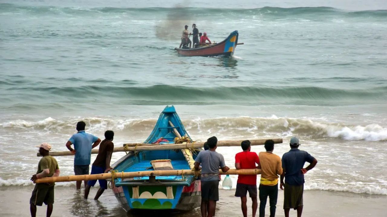 মে, ২০২০: বর্তমান সরকারের আমলে সবথেকে ভয়ঙ্কর ঝড় ছিল এই 'আমফান'। ২০২০ সালের ২০ মে পশ্চিমবঙ্গের উপকূলে আছড়ে পড়ে সেই ঘূর্ণিঝড়। সেই রাতে নবান্নেই ছিলেন মুখ্যমন্ত্রী মমতা বন্দ্যোপাধ্য়ায়। 