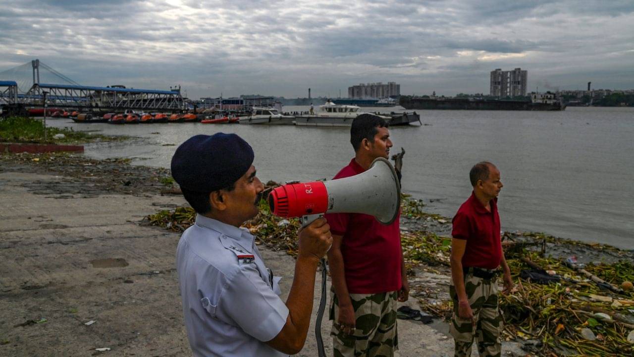 Cyclone Dana live Update: সময় এগোচ্ছে, আতঙ্কে প্রহর গুনছে উপকূল, শিকলে বাঁধা হল ট্রেন
