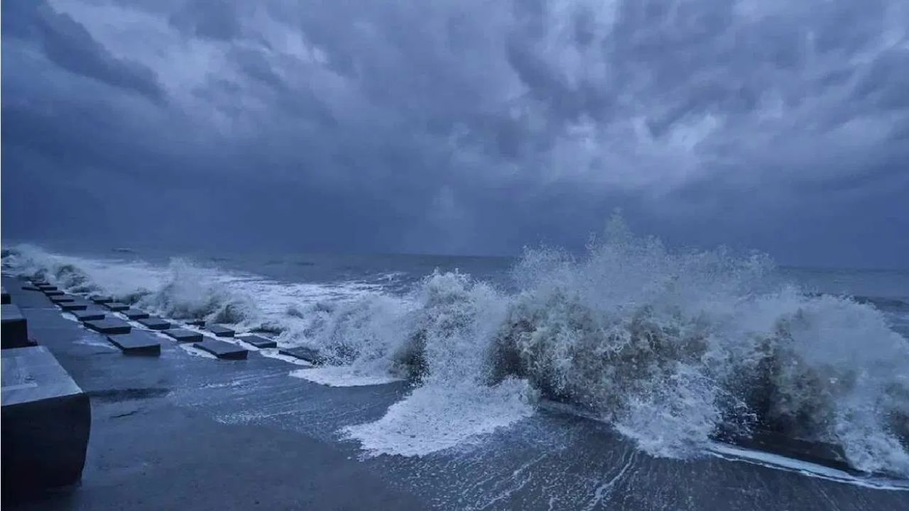 রাজনীতির রঙ দেখে ঝড় আসে না। তবে যে রাজ্যের নাম পশ্চিমবঙ্গ, সেখানে ঝড় নিয়েও রাজনীতি  হয়। ত্রাণ নিয়ে হয় কাদা ছোড়াছুড়ি। ক্ষতিপূরণের মধ্যেও ওঠে দুর্নীতির অভিযোগ। সব ক্ষেত্রেই যখন বাম ও তৃণমূল জমানার তুলনা উঠে আসে, তখন ঝড়ই বা বাদ যাবে কেন। বাম জমানার শেষের দিকে বাংলাকে তছনছ করে দিয়েছিল সাইক্লোন 'আয়লা'। তবে তৃণমূল জমানা শুরু হওয়ার পর একাধিক সাইক্লোনে চ্যালেঞ্জের মুখোমুখি হতে হয়েছে মমতা বন্দ্য়োপাধ্যায়ের সরকারকে। সাইক্লোন 'দানা' আছড়ে পড়ার আগে দেখে নিন তৃণমূল জমানার ঝড়ের তালিকা।