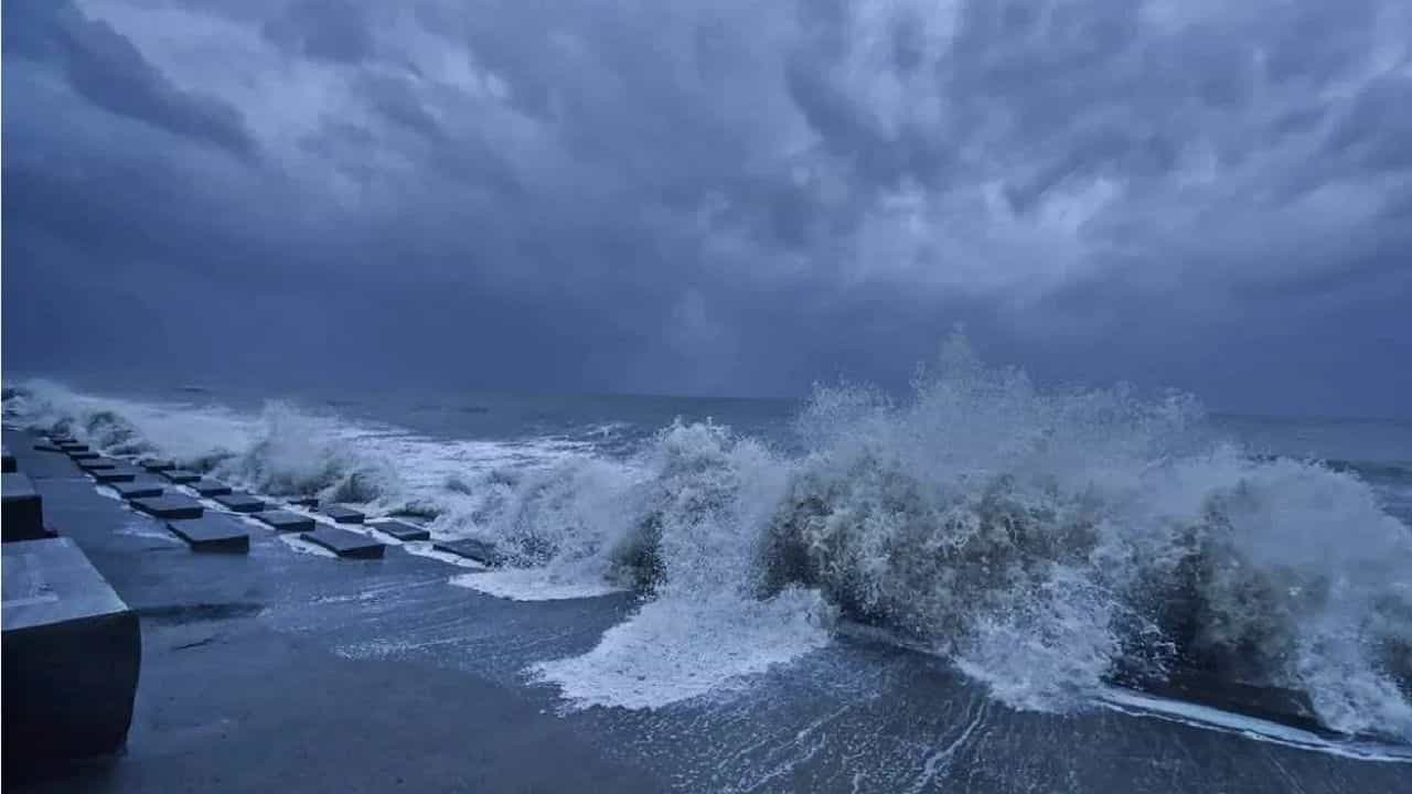 Cyclone Dana Latest Update: অক্ষরে-অক্ষরে পূর্বাভাস মিলিয়ে সাগরে জন্ম নিল দানা, আজ থেকেই কি বাংলায় খেলা শুরু তার? Cyclone Dana Latest Update: অক্ষরে-অক্ষরে পূর্বাভাস মিলিয়ে সাগরে জন্ম নিল দানা, আজ থেকেই কি বাংলায় খেলা শুরু তার?