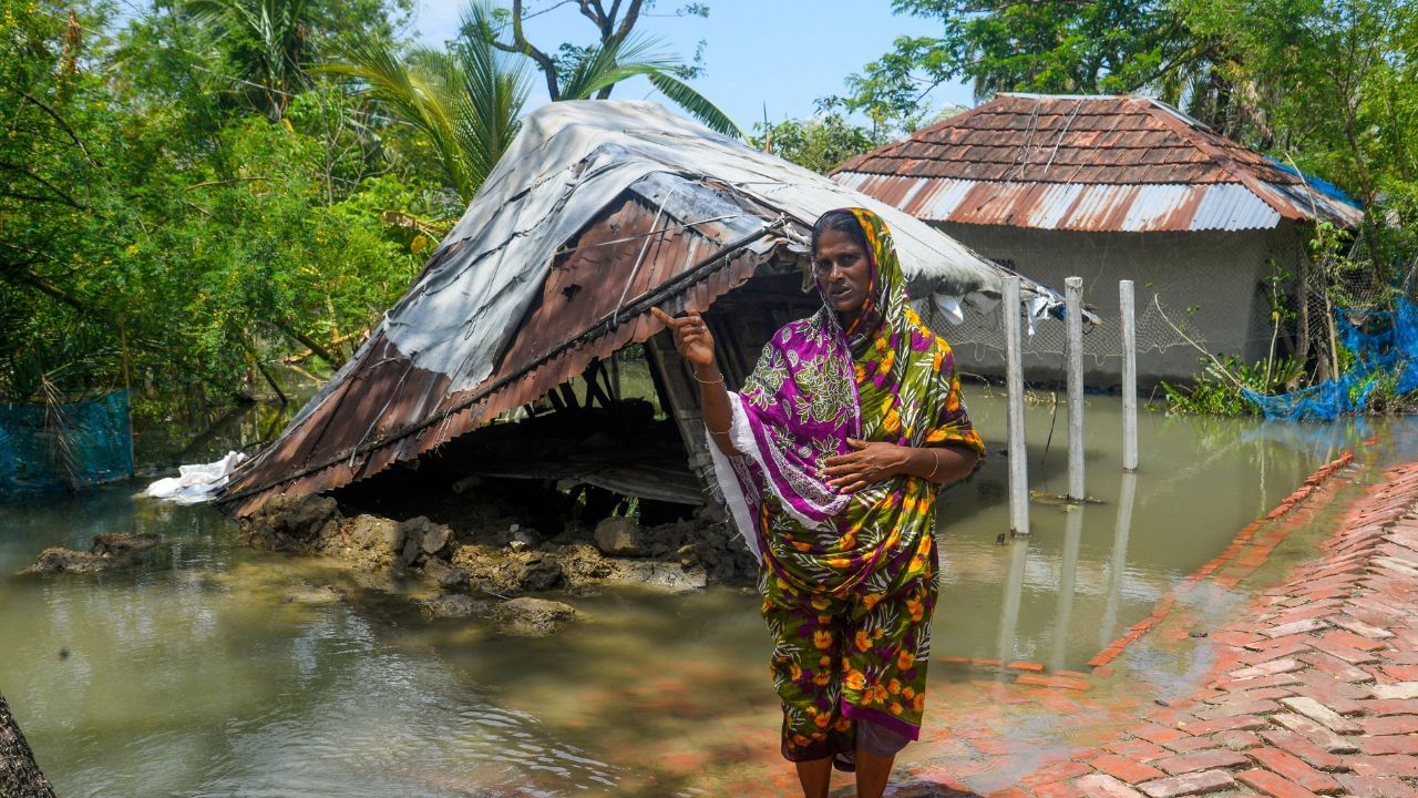 ক্ষয়ক্ষতি: ব্যাপক ক্ষয়ক্ষতি হয়েছিল গোটা দক্ষিণবঙ্গ জুড়ে। কেন্দ্রের কাছে মোট ১,০২,৫০০ কোটি টাকার ক্ষতিপূরণ দাবি করেছিল মমতা সরকার। ২৮,৫৬,০০০ গুলি বাড়ি, ২,৫০,৫৫৬ হেক্টর জমি ক্ষতিগ্রস্ত হয়। ২১,২২,০০০ গবাদি পশুর মৃত্যুর কথাও জানিয়েছিল রাজ্য।