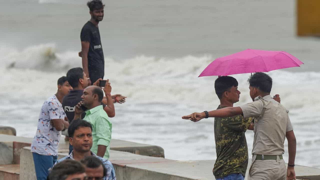 Cyclone Dana: দিঘা, মন্দারমণিতে সমুদ্রে ঢেউ উঠবে ৬ ফুটেরও ওপরে, সঙ্গে প্রবল ভারী বৃষ্টি Cyclone Dana: দিঘা, মন্দারমণিতে সমুদ্রে ঢেউ উঠবে ৬ ফুটেরও ওপরে, সঙ্গে প্রবল ভারী বৃষ্টি
