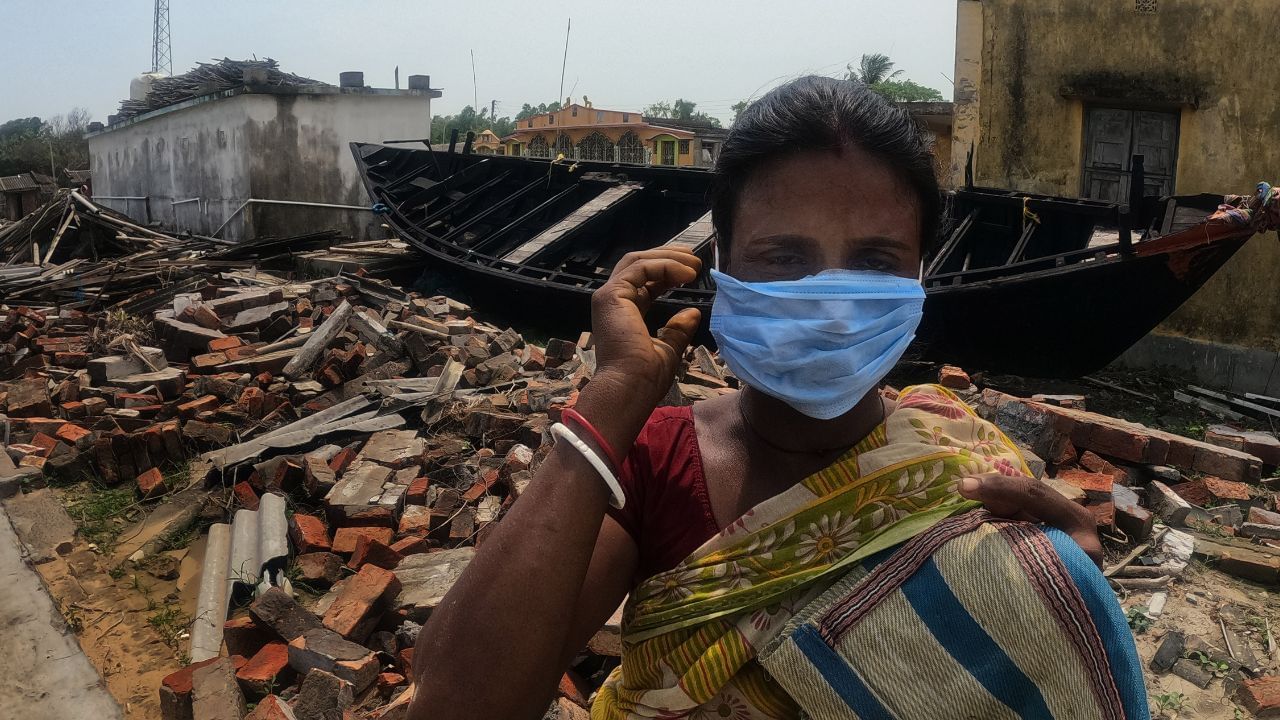 মে, ২০২৪: আমফানের পথ ধরেই এগিয়ে আসে ঘূর্ণিঝড় 'রেমাল'। বাংলাদেশের খেপুপাড়া এবং পশ্চিমবঙ্গের সাগরদ্বীপের মাঝে আছড়ে পড়ে সেই সাইক্লোন। গতিবেগ পৌঁছেছিল ১৩৫ কিলোমিটারে। ঝড়ের প্রভাবে প্রবল বৃষ্টি হয় দক্ষিণবঙ্গে। উত্তাল হয় সমুদ্র।  ক্ষয়ক্ষতি: রেমালের প্রভাবে বেশি ক্ষতি হয়েছিল বাংলাদেশে। তবে রেহাই পায়নি বাংলাও। কোথাও গাছ পড়ে, কোথাও বিদ্যুৎস্পৃষ্ট হয়ে অন্তত ৬ জনের মৃত্যু হয় সেই ঝড়ে। এছাড়াও প্রবল ক্ষয়ক্ষতি হয়। মৃতদের পরিবারকে আর্থিক সাহায্য করে রাজ্য সরকার।