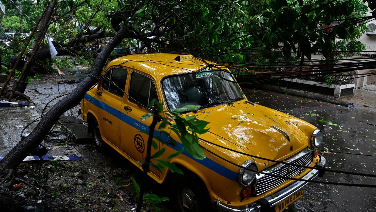 মে, ২০২১: তৃতীয়বার তৃণমূল সরকার ক্ষমতায় এসেছে সদ্য। ঠিক সেই সময় মে মাসে আছড়ে পড়ে সাইক্লোন 'ইয়াস'। পারাদ্বীপ ও সাগরের মধ্যে ল্যান্ডফল হয় সেই ঝড়ের। প্রায় ১০০ কিমি বেগে আছড়ে পড়েছিল ঝড়।   ক্ষয়ক্ষতি: পূর্ব মেদিনীপুর, দক্ষিণ ২৪ পরগনা-সহ দক্ষিণবঙ্গের বেশ কিছু জেলায় ব্যাপক ক্ষয়ক্ষতি হয়। হাজার হাজার বাড়ি জলমগ্ন হয়ে যায়। অন্তত ১৫ হাজার কোটি টাকার ক্ষয়ক্ষতির কথা বলেছিল নবান্ন। এরপর ‘দুয়ারে ত্রাণ’ প্রকল্প শুরু করেছিলেন মমতা বন্দ্যোপাধ্য়ায়। এক হাজার কোটি টাকার সেই প্রকল্প চালু করা হয়।