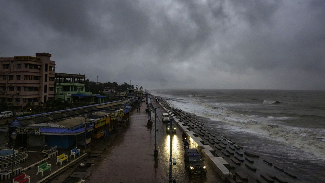 Digha Weather: ক্ষণে ক্ষণে বদলে যাচ্ছে দিঘার আবহাওয়া, মধ্যরাতে দেখা গেল জলোচ্ছ্বাসও