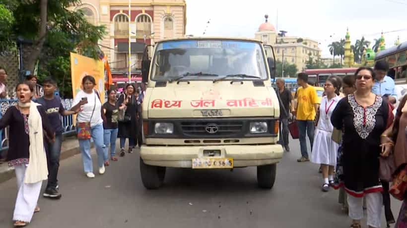 Doctors Protest: এবার আটকাল জলের গাড়ি, মানব বন্ধন করে অনশন মঞ্চের কাছে নিয়ে গেলেন চিকিৎসকরাই
