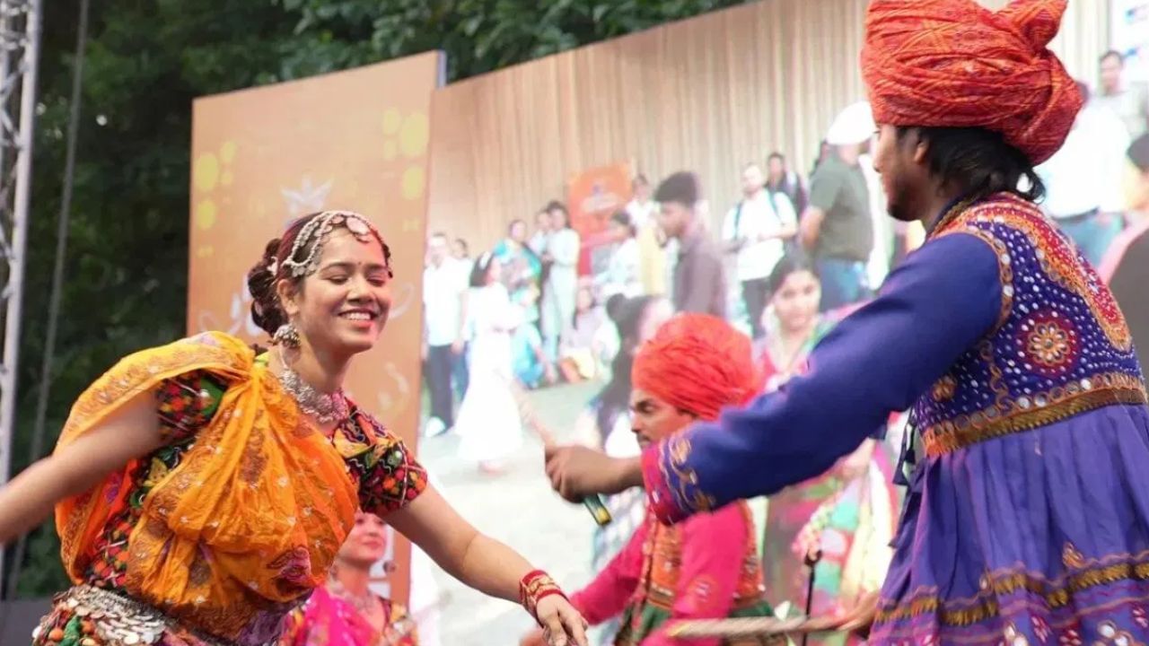 TV9 Festival of India: খাবারের সম্ভার থেকে নাচ-গান, রঙে ভরপুর 'ফেস্টিভাল অব ইন্ডিয়া' TV9 Festival of India: খাবারের সম্ভার থেকে নাচ-গান, রঙে ভরপুর 'ফেস্টিভাল অব ইন্ডিয়া'