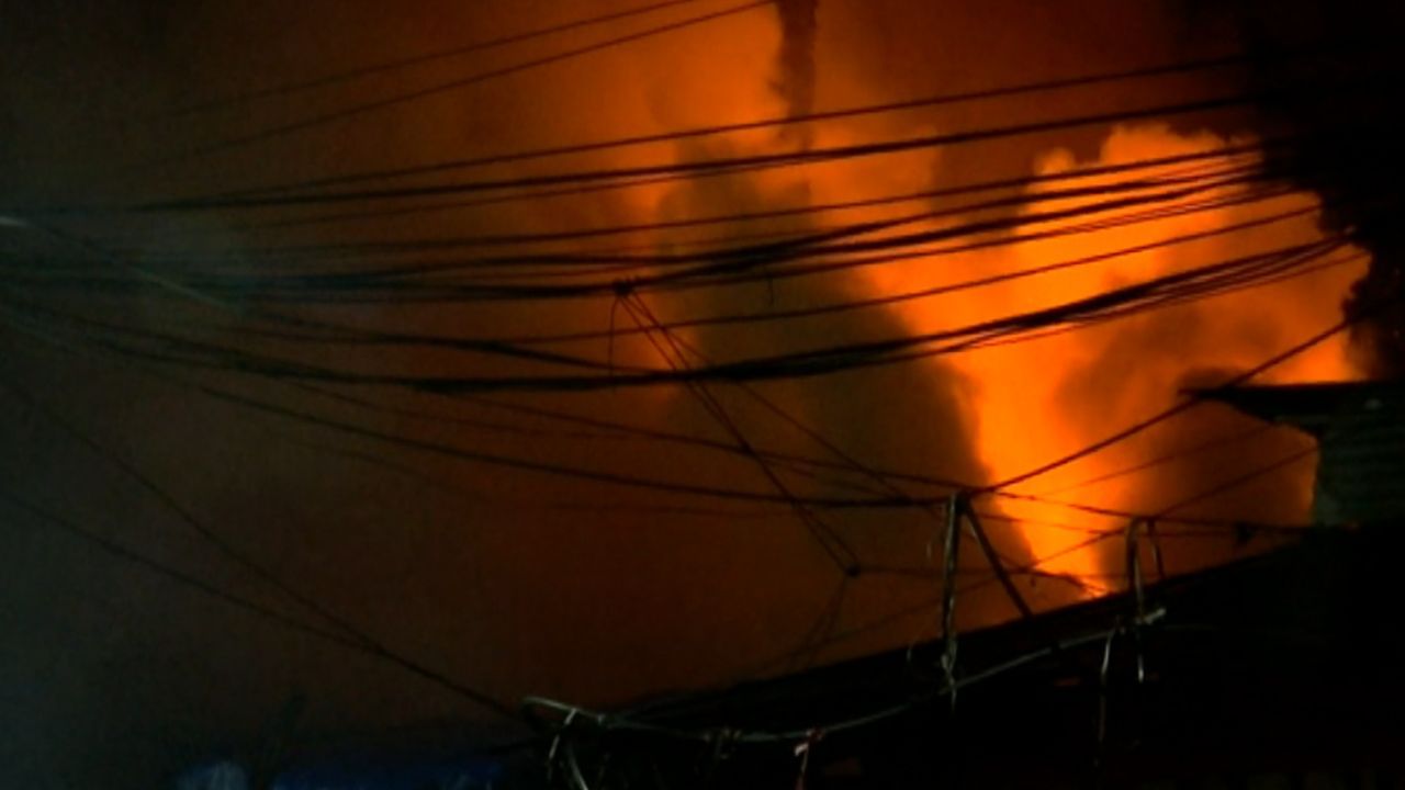 huge fire at territy bazar, kolkata, 15 fire engines at spot