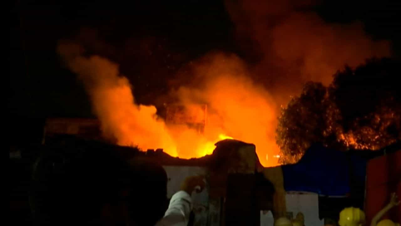 Fire: টেরিটি বাজারে ভয়াবহ আগুন, ঘটনাস্থলে ১৫টি ইঞ্জিন, কালীপুজোর আগে বড় ক্ষতি ব্যবসায়ীদের Fire: টেরিটি বাজারে ভয়াবহ আগুন, ঘটনাস্থলে ১৫টি ইঞ্জিন, কালীপুজোর আগে বড় ক্ষতি ব্যবসায়ীদের