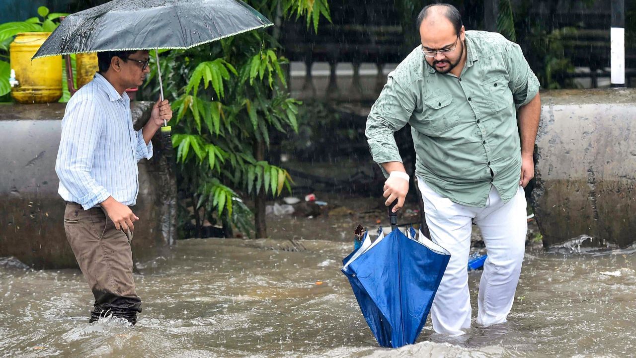 Weather Update: বেলা বাড়লেই নামবে বৃষ্টি! ঠিক কোন জায়গায় রয়েছে 'দানা'