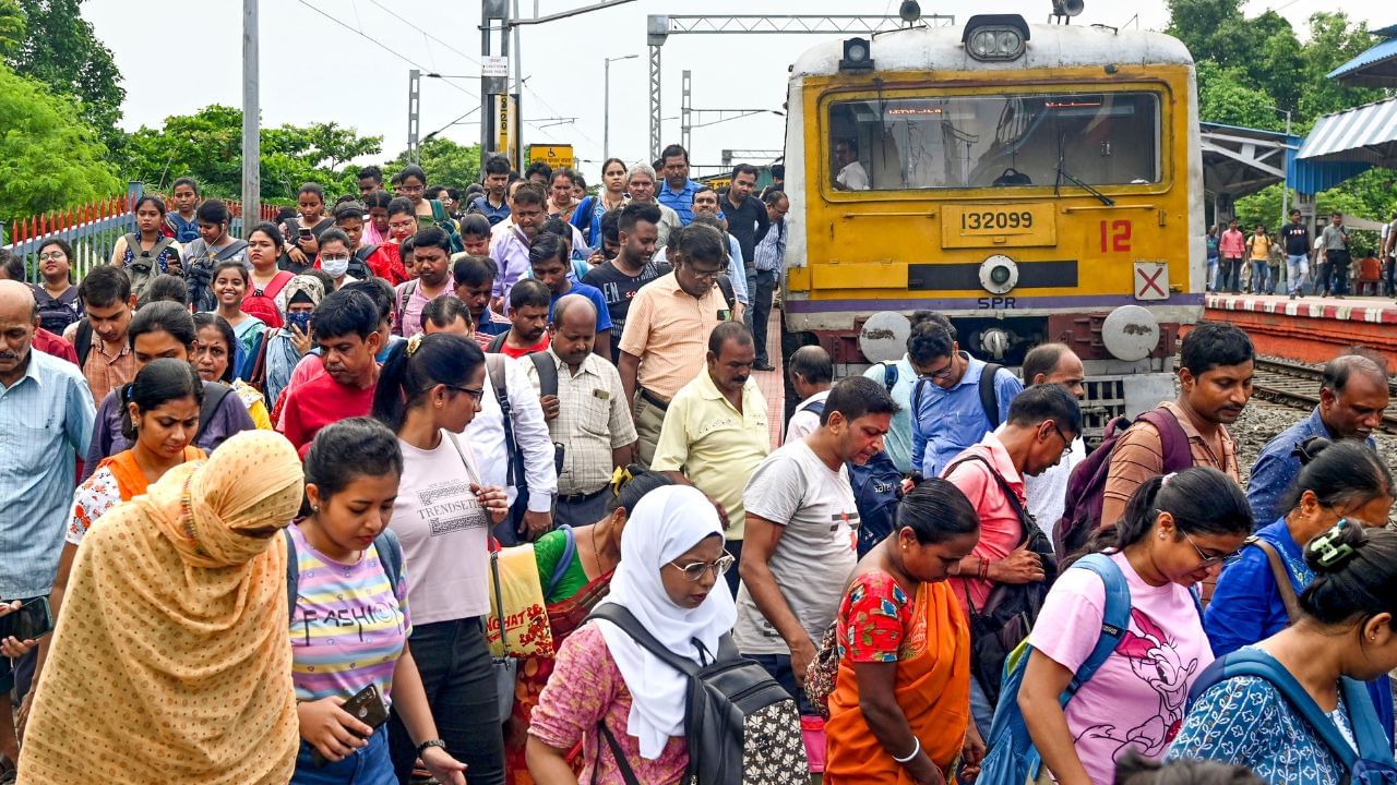 Local Train: শিয়ালদহ দক্ষিণ শাখায় সকাল থেকে রেল-বিভ্রাট, পুজোর দিনগুলোতে কখন চলবে লোকাল ট্রেন