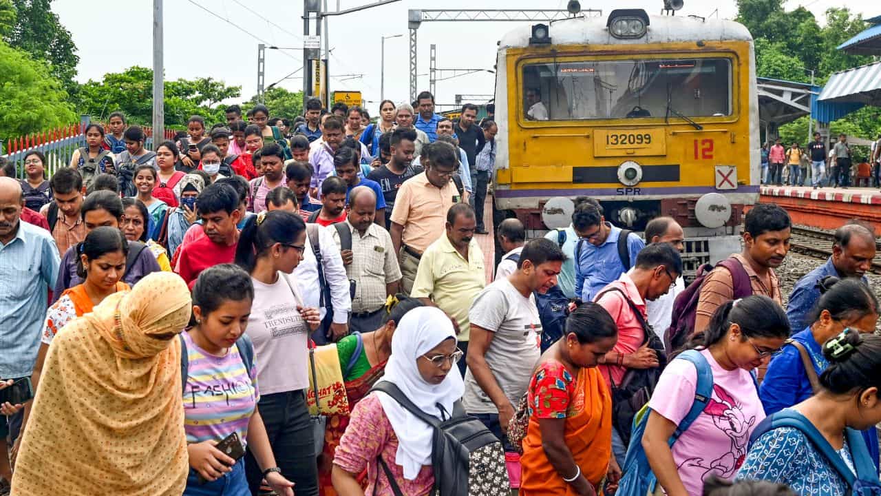 Local Train: শিয়ালদহ দক্ষিণ শাখায় সকাল থেকে রেল-বিভ্রাট, পুজোর দিনগুলোতে কখন চলবে লোকাল ট্রেন Local Train: শিয়ালদহ দক্ষিণ শাখায় সকাল থেকে রেল-বিভ্রাট, পুজোর দিনগুলোতে কখন চলবে লোকাল ট্রেন