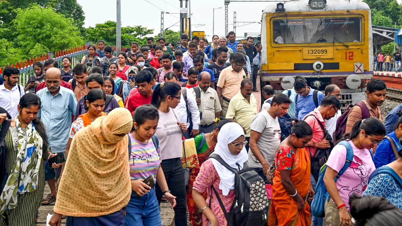 Train Cancelled: সোনারপুর-ক্যানিং-হাসনাবাদ, কোন লাইনে, কতগুলি লোকাল ট্রেন বাতিল? 'দানা' দাপট শুরুর আগেই জেনে নিন Train Cancelled: সোনারপুর-ক্যানিং-হাসনাবাদ, কোন লাইনে, কতগুলি লোকাল ট্রেন বাতিল? 'দানা' দাপট শুরুর আগেই জেনে নিন