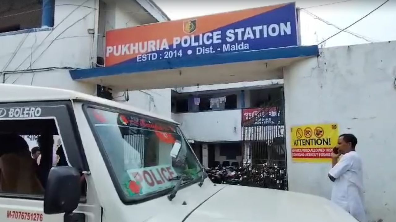 Malda: গৃহবধূর সঙ্গে দরজা বন্ধ ঘরে...! সালিশির রায়ে হাত বেঁধে মারধরের অভিযোগ Malda: গৃহবধূর সঙ্গে দরজা বন্ধ ঘরে...! সালিশির রায়ে হাত বেঁধে মারধরের অভিযোগ