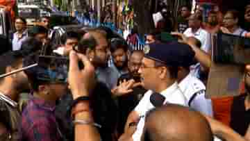 Doctors Protest: ডাক্তারদের ম্যাটাডোর আটকাল পুলিশ! ছুটে গেল জনতা, ষষ্ঠীর দিন নজিরবিহীন ছবি তিলোত্তমার বুকে