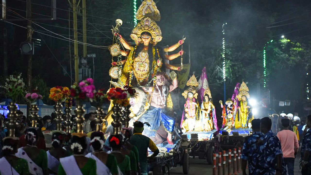 Puja Carnival: জার্মানি, পেরু, আয়ারল্যান্ডের অতিথিরা থাকবেন কার্নিভালে, মমতার লেখা গানেই হবে উদ্বোধন Puja Carnival: জার্মানি, পেরু, আয়ারল্যান্ডের অতিথিরা থাকবেন কার্নিভালে, মমতার লেখা গানেই হবে উদ্বোধন