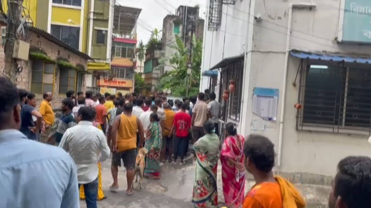 Bidhannagar: কাউন্সিলরের গাড়ির চালকের বিরুদ্ধে অভিযোগ দলেরই মহিলা কর্মীর, সামাল দিতে ছুটলেন বিধায়ক