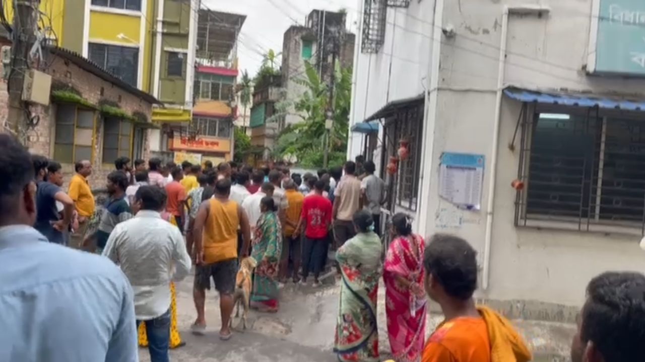 Bidhannagar: কাউন্সিলরের গাড়ির চালকের বিরুদ্ধে অভিযোগ দলেরই মহিলা কর্মীর, সামাল দিতে ছুটলেন বিধায়ক Bidhannagar: কাউন্সিলরের গাড়ির চালকের বিরুদ্ধে অভিযোগ দলেরই মহিলা কর্মীর, সামাল দিতে ছুটলেন বিধায়ক