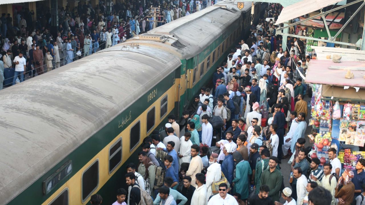 Train: তিন ঘণ্টা 'লেট' ছিল ট্রেন, তিন বছর পর যাত্রীকে 'হয়রানি'র জরিমানা দিচ্ছে রেল